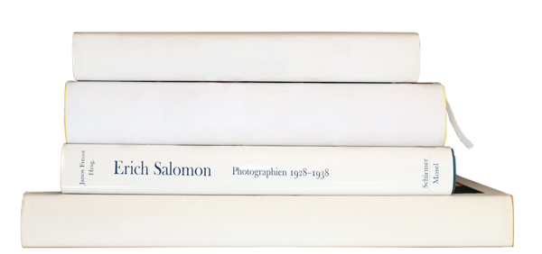 Das Foto zeigt einen Stapel Bücher ohne Autoren- und Titelangaben